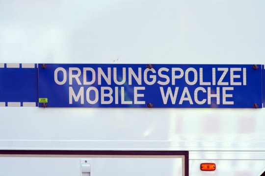 Die Seitenansicht und Nahaufnahme eines Einsatzwagens der Ordnungspolizei.     ..