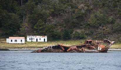 Barco oxidado en las costas del canal Beagle