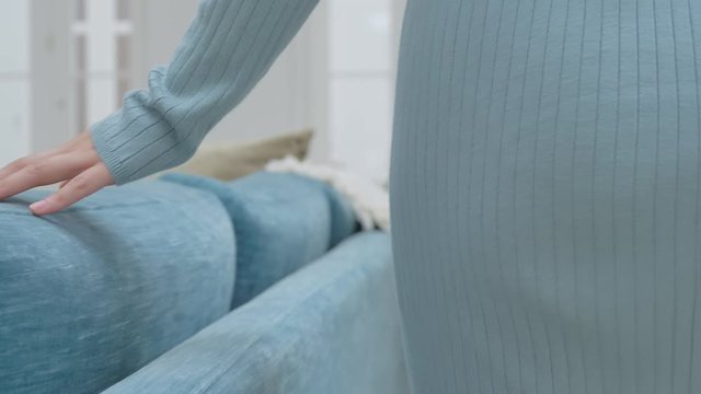 ライフスタイルイメージ・ソファ・女性の手