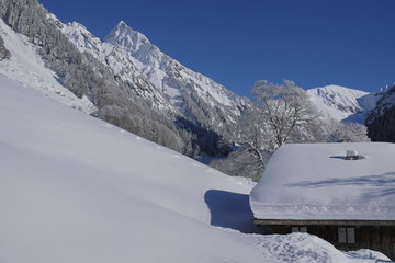 Fototapeta na wymiar Berghütte im Winter bei viel Schnee in den Alpen