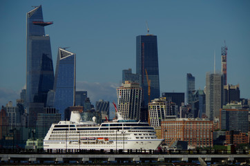 WEißes Luxus Kreuzfahrtschiff Oceania Cruises vor Hochhaus Baustelle Hudson Yards in Midtown...