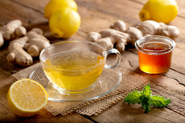Heiß servierter Ingwer-Zitronen-Tee