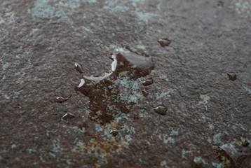 Gota de agua, charco en el suelo