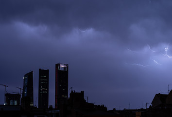 Fototapeta na wymiar Tormenta con rayos en los rascacielos de Madrid