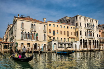 Obraz na płótnie Canvas gondel vor dem palazzo michiel dalle colonne am canal grande in venedig, italien