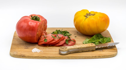 Tomates sur fond blanc