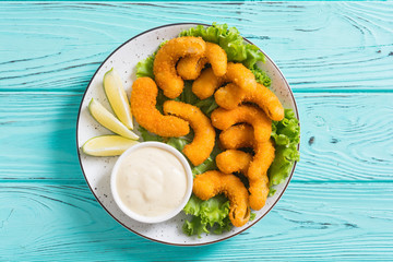 Shrimps in batter with sauce and lime