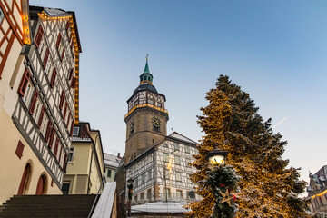 Backnang Stadtturm mit Weihnachtsbaum, Schnee und Laterne