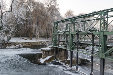 Backnanger Bleichwiesenwehr im Winter mit Eis