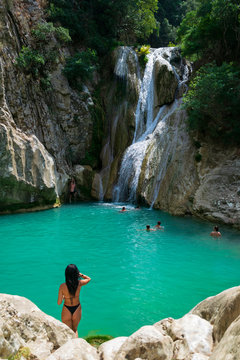 Persone nuotano alle cascate di Polylimnio - Costa Navarino, Kalamata, Pylos, Peloponneso, Grecia