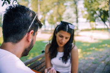 Obraz premium Romantic couple on bench