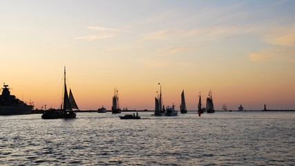 Segelschiffe im Sonnenuntergang bei der Hanse Sail in Warnem&uuml;nde 