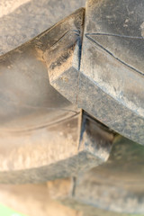 Plan rapproché sur les motifs d'une énorme roue de tracteur