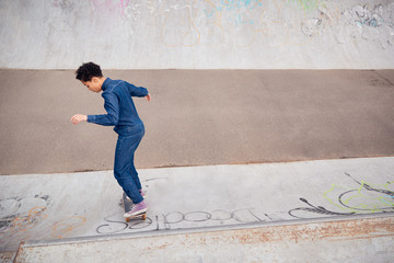Obraz na płótnie Canvas Young Woman Riding On Skateboard In Urban Skate Park