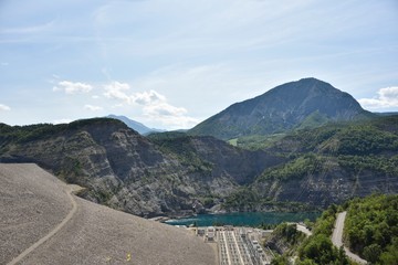 Fototapeta na wymiar Lac et barrage de Serre-Ponçon (Hautes-Alpes)