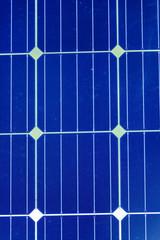 Détail sur les cellules photovoltaïques d'un panneau solaire bleu souple pour une autonomie énergétique sur les bateaux