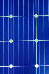 D&eacute;tail sur les cellules photovolta&iuml;ques d'un panneau solaire bleu souple pour une autonomie &eacute;nerg&eacute;tique sur les bateaux