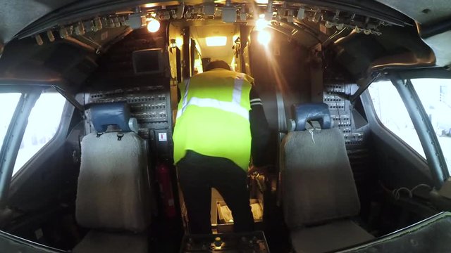 Personal de mantenimiento en cabina avión 737