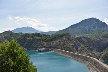 Fototapeta na wymiar Lac et barrage de Serre-Ponçon (Hautes-Alpes)