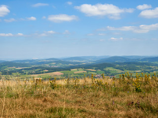 Die Wasserkuppe, der höchste Berg der Rhön und die Abtsrodaer Kuppe, Biosphärenreservat Rhön, Hessen, Deutschland.