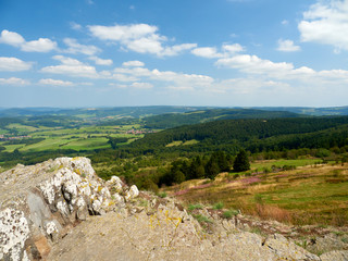Die Wasserkuppe, der höchste Berg der Rhön und die Abtsrodaer Kuppe, Biosphärenreservat Rhön, Hessen, Deutschland.