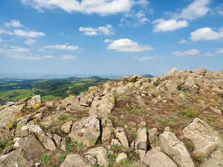 Die Wasserkuppe, der höchste Berg der Rhön und die Abtsrodaer Kuppe, Biosphärenreservat Rhön, Hessen, Deutschland.