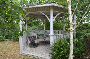 Zaniedbana, opuszczona altana ogrodowa, pergola