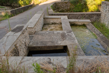 Lavoir à Jasses dans le département des Pyrénées Atlantique un lavoir à ciel ouvert