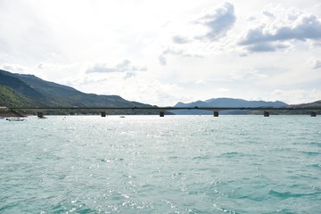 Lac de Serre-Ponçon (Hautes-Alpes) et le Pont de Savines