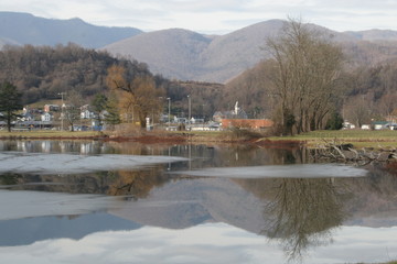 Fototapeta na wymiar lake in a small town