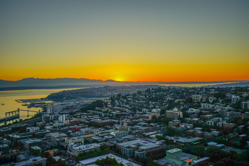 Fototapeta na wymiar Beautiful sun set in waterfront downtown of Seattle, in Washington State 