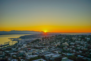 Fototapeta na wymiar Beautiful sun set in waterfront downtown of Seattle, in Washington State 