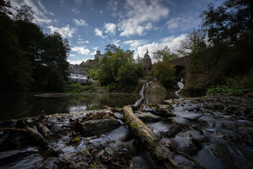 Düsterer Wasserfall