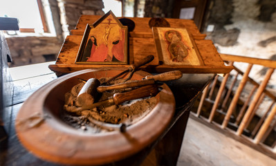 Scultura su legno, incisoria artigianale, madonnaro e restauro di icone