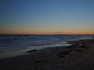 Ostseestrand zur Blauen Stunde