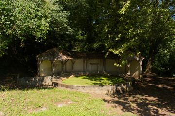 Lavoir en bas du château de Quintas à Portet dans le département des Pyrénées Atlantique