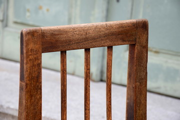 Alter Holzstuhl im Retrostil vor einem alten Gasthaus