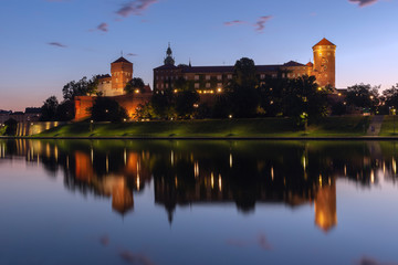 Fototapeta na wymiar Wawel castle at sunrise reflected in the Vistula river