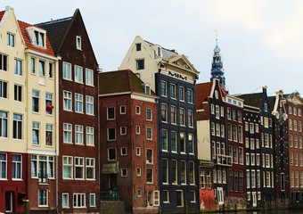 Fototapeta premium Romantic Amsterdam Couple Talking Through Windows In Dancing Houses On River Canal