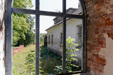 The Trembitsky estate in the village of Internatsionalny was founded by Vincent Trembitsky in the 18th – 19th centuries. The manor is destroyed. The bust of Lenin has survived. Large manor house.