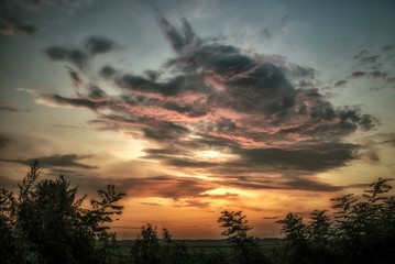Fototapeta na wymiar dramatyczne kolorowe chmury o zachodzie słońca