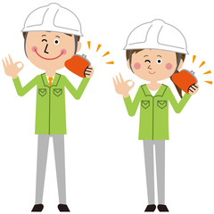 ポップな黄緑の制服の作業員　男女　財布を持つ