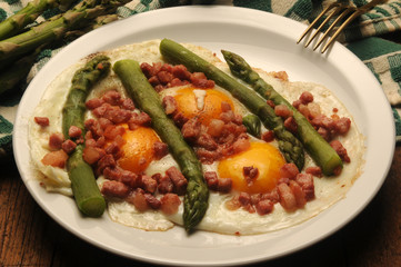 Uova fritte con asparagi e pancetta ft8105_7463 Fried eggs