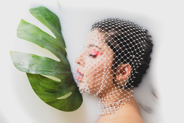 Frau in der Badewanne im Milch Bad