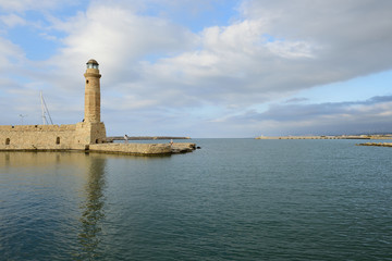 leuchtturm im hafen von rethymno auf kreta, griechenland
