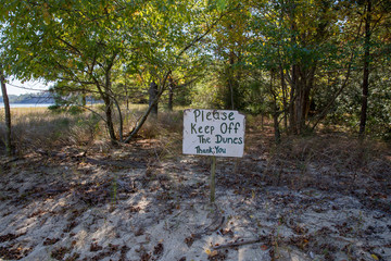 please keep off the dunes sign at flag ponds nature park beach in calvert county maryland - obrazy, fototapety, plakaty