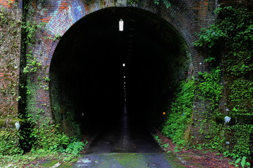 トンネル