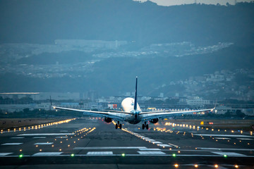 Fototapeta na wymiar 大阪空港に着陸する飛行機