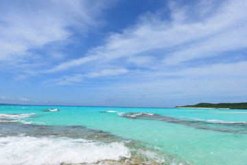美しい沖縄の青い海