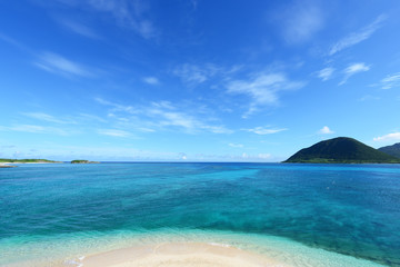 美しい沖縄の青い海